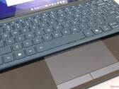 De twee aanraakschermen kunnen veelzijdig zijn, maar het toetsenbord en virtuele clickpad kunnen onhandig in gebruik zijn (Afbeelding bron: Notebookcheck)