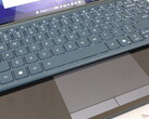 De twee aanraakschermen kunnen veelzijdig zijn, maar het toetsenbord en virtuele clickpad kunnen onhandig in gebruik zijn (Afbeelding bron: Notebookcheck)