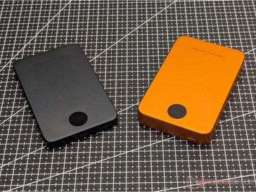 ReelCharge Solid State draadloze powerbank – 5.000 mAh (links) en 10.000 mAh (rechts).