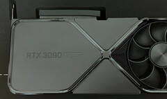 NVIDIA zou de RTX 3090 SUPER hebben onderscheiden met een volledig zwart ontwerp. (Afbeeldingsbron: @KittyYYuko)