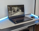 De Acer Nitro V 17 op het bureau