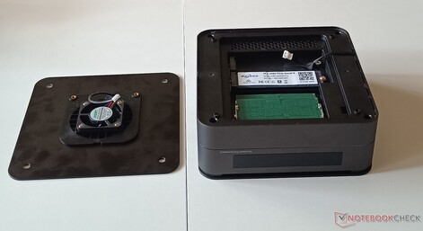 De RAM- en SSD-sleuven zijn gemakkelijk toegankelijk door het onderste deksel te verwijderen.