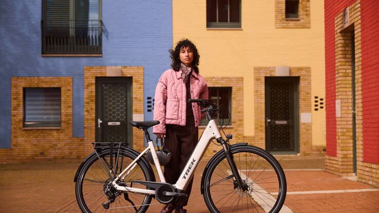 De District+ e-bike in de kleur lunar silver