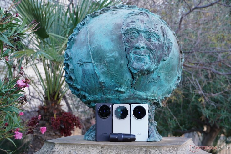 In 2024 en 2025 worden drie generaties Vivo vlaggenschip uitgebracht: de Vivo X100 Pro (links), de Vivo X200 Ultra (rechts) en de Vivo X300 Pro (midden).