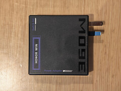 De lader wordt geleverd met twee converters. Afgebeeld: een zijaanzicht van de adapter.