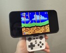 De Abxylute M4 Snap-On Mobile Controller in Retro Wit (bron: Notebookcheck)