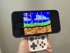 De Abxylute M4 Snap-On Mobile Controller in Retro Wit (bron: Notebookcheck)
