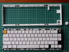 De Lemokey P2 HE kan uit elkaar worden gehaald door eenvoudig de knop te verwijderen en de bovenbehuizing eraf te trekken