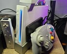 Een gemodificeerde Nintendo Wii met een GameCube-controller ernaast