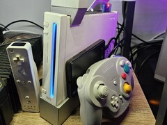 Een gemodificeerde Nintendo Wii met een GameCube-controller ernaast