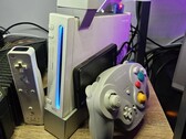 Een gemodificeerde Nintendo Wii met een GameCube-controller ernaast