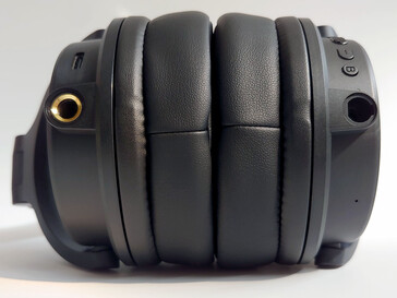 USB-poort & 6,35 mm aansluiting op de linkeroorschelp, 3,5 mm aansluiting op de rechteroorschelp. (Afbeeldingsbron: Notebookcheck)