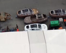 Tesla heeft een aantal intrigerende nieuwe carrosserieframes verspreid over de fabriek in Fremont. (Afbeeldingsbron: TslaChan/X)