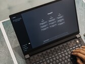 Handen die op het toetsenbord van een laptop typen, met de startpagina van ChatGPT op het scherm