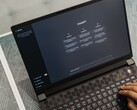 Handen die op het toetsenbord van een laptop typen, met de startpagina van ChatGPT op het scherm