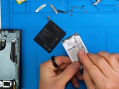 Galaxy De batterij van de Z TriFold en de siliciumkoolstofbatterij van Honor(zwart) met links een afgebroken Galaxy Z TriFold.