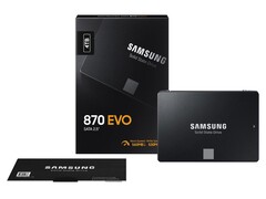 Samsung 870 EVO SATA 2,5-inch solid-state drive afgebeeld naast retailverpakking (Afbeelding bron: Samsung)