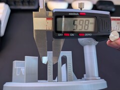 Meting van het facet van 6 mm met een schuifmaat