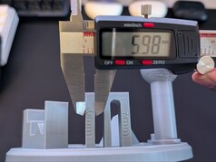 Meting van het facet van 6 mm met een schuifmaat