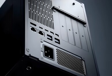 Achterzijde van de compacte DeskOne A1-workstation-pc.
