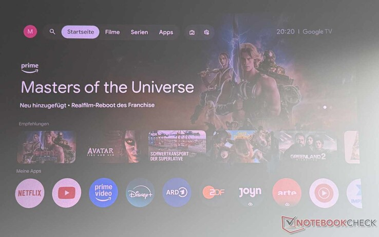 Google TV-interface van de Etoe Dolphin 2 (licht verduisterde kamer met een raam aan de rechterkant, scherm met hoog contrast)