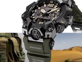 Close-up van de Casio G-Shock Mudmaster GWG-B1000-1A3, waarop de zwarte kast, de bruin getinte accenten op de wijzerplaat, de olijfgroene band, de robuuste beschermkappen en de ‘Triple Sensor’-opschrift te zien zijn, tegen een achtergrond van militaire uitrusting en een woestijnlandschap.