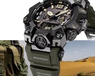 Close-up van de Casio G-Shock Mudmaster GWG-B1000-1A3, waarop de zwarte kast, de bruin getinte accenten op de wijzerplaat, de olijfgroene band, de robuuste beschermkappen en de ‘Triple Sensor’-opschrift te zien zijn, tegen een achtergrond van militaire uitrusting en een woestijnlandschap.
