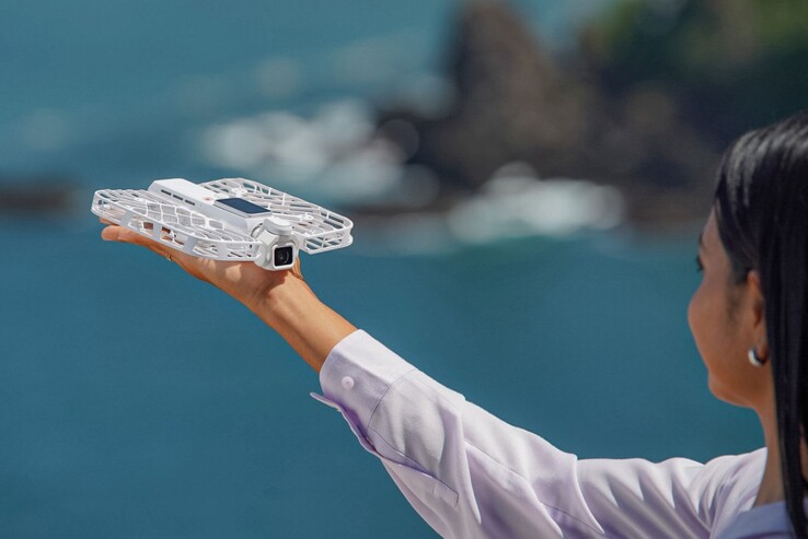 De Hoverair Versa wordt met de MagLatch-bevestiging aan de Flight Kit-dronebasis bevestigd.