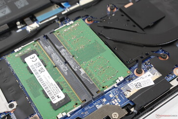 Toegankelijke 2x SODIMM slots. We kunnen wat lichte elektronische ruis of spoelgejank waarnemen van onze testunit