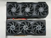 Een RX 7900 kaart (boven) naast een RDNA 2 RX 6950 XT GPU. (Bron: @9550pro op Twitter)