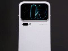 Het scherm aan de achterzijde lijkt smallere randen te hebben. Afbeelding: een schermafbeelding uit de hands-on-video waarin de Xiaomi 18 Pro te zien is.