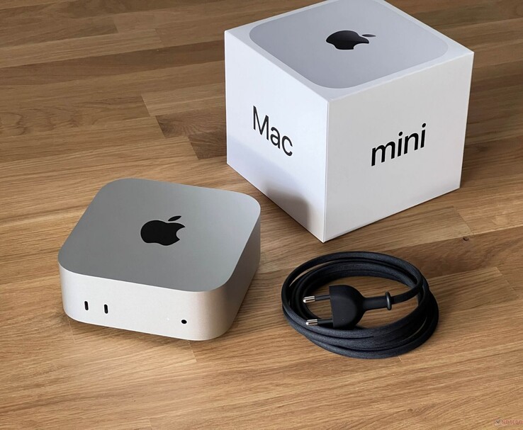 Apple Mac mini desktop getoond met detailhandeldoos en voedingskabel (Afbeelding bron: Notebookcheck)