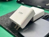 Een Infinix "260W" power brick. (Bron: GSMArena)