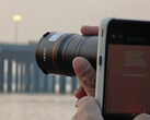 De Find X9 Ultra in actie met de officiële teleconverter-accessoire eraan vast. (Afbeeldingsbron: via Weibo)