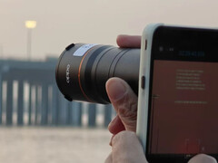 De Find X9 Ultra in actie met de officiële teleconverter-accessoire eraan vast. (Afbeeldingsbron: via Weibo)