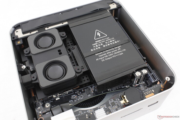 Voor toegang tot de twee SODIMM-sleuven en twee M.2 2280 SSD-sleuven is extra demontage vereist