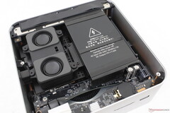 De GTI15 Ultra is een van de weinige mini-pc&#039;s met geïntegreerde luidsprekers, geïntegreerde microfoons en een geïntegreerde PSU in één (Afbeelding bron: Notebookcheck)