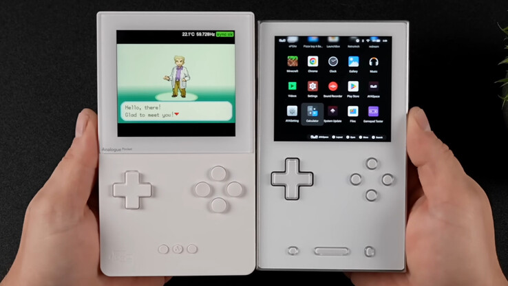 Ayaneo Pocket Vert (rechts) naast Analogue Pocket, een FGPA handheld die tot GBA ondersteunt met dezelfde schermresolutie. (Afbeelding Credit: ETA PRIME)