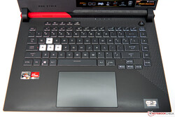 Het toetsenbord en touchpad van de Asus ROG Strix G15 G513QY