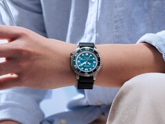 De BN0167-09W heeft een roestvrijstalen kast van 44 mm, waardoor het een meer traditioneel duikhorloge om de pols heeft.