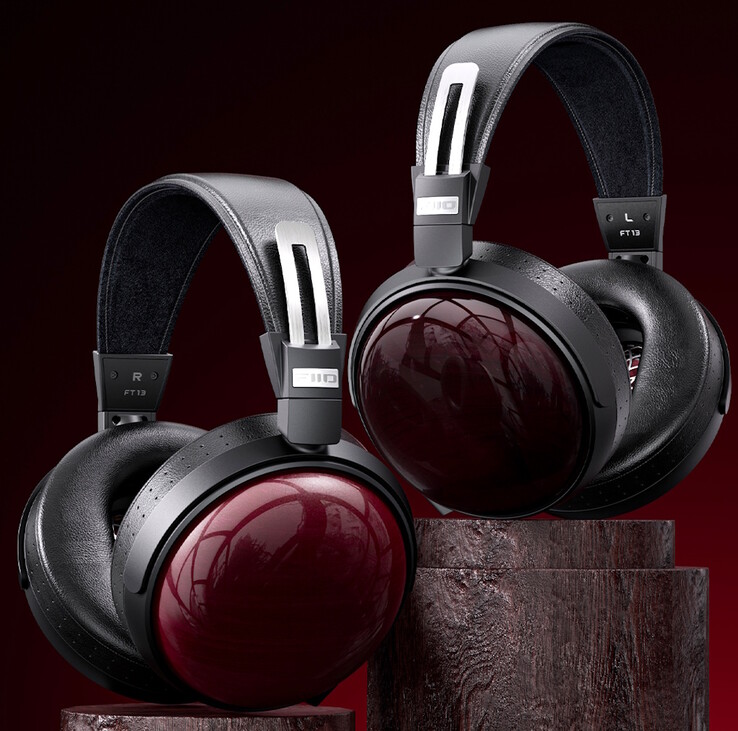 De FiiO FT13 hoofdtelefoon wordt geleverd met naturel paarse of zwart houten oorschelpen. (Afbeelding bron: FiiO)