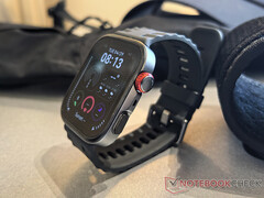 De Huawei Watch Fit 4 Pro kost €279 in de EU. Afgebeeld: de smartwatch in het zwart. (Afbeelding bron: Notebookcheck)