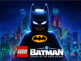 LEGO Batman staat in zijn klassieke outfit tegen de achtergrond van de door de regen glanzende skyline van Gotham City.