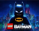 LEGO Batman staat in zijn klassieke outfit tegen de achtergrond van de door de regen glanzende skyline van Gotham City.