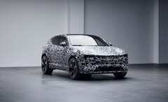 Nadat de Polestar 3 elektrische SUV al officieel is onthuld als een gecamoufleerd prototype, heeft een getalenteerde grafisch ontwerper nu deze bedrieglijke patronen verwijderd (Afbeelding: Polestar)