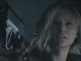Een screengrab van Resident Evil Reqiuem hoofdpersoon Grace Ashcroft die een pistool vasthoudt