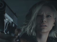 Een screengrab van Resident Evil Reqiuem hoofdpersoon Grace Ashcroft die een pistool vasthoudt