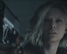 Een screengrab van Resident Evil Reqiuem hoofdpersoon Grace Ashcroft die een pistool vasthoudt
