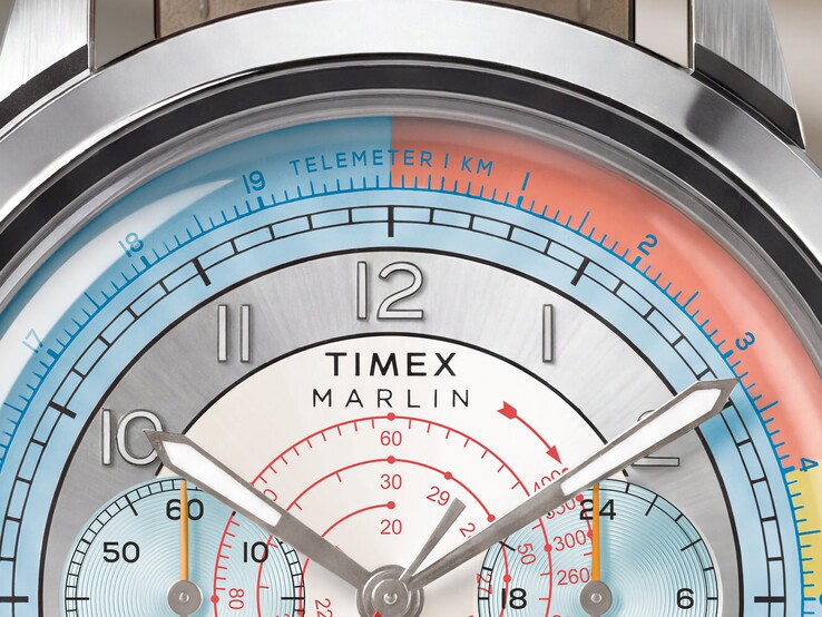 Close-up van de wijzerplaat van de Timex Marlin Neo Classic Chronograph, met de blauwe telemeterschaal, de rode tachymeterschaal en twee subwijzerplaten.