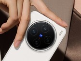 Vivo's productmanager Han Boxiao heeft nieuwe foto's vrijgegeven van de Zeiss-camera van de Vivo X200. (Afbeeldingsbron: Weibo)